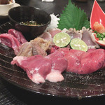 Mandegan Setouchi Wadaining Zen - 新鮮な鶏肉の三種盛りみたいなの
                      結構 生々しいのだ