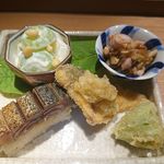 もと井 - 八寸（シャインマスカットと梨の白和え、生落花生と山葵の茎のモロミ味噌、鯖寿司、鮎のフライに無花果ソース、オクラのフライ）
      