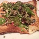 アテンポ - タルトフランベ（アンチョビオリーブサラダ）