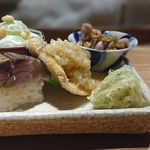 もと井 - 八寸（シャインマスカットと梨の白和え、生落花生と山葵の茎のモロミ味噌、鯖寿司、鮎のフライに無花果ソース、オクラのフライ）
      