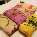 Zum Schwarzen Kameel - お皿の上がカラフル！薄切りの黒パンを様々な具と共に食べる、ワインにピッタリのカナッペ5種