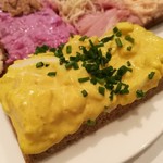 Zum Schwarzen Kameel - 鮮やかな黄色のペーストは、トロトロなめらかなカレー風味のゆで卵、Curry Ei1.45ユーロ