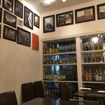 IL RISTORANTE MATSUOMI - 座席から右：お酒の棚と写真たち