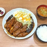 あかつき食堂 - 受け取り口の左に
            マヨとドレッシングがあります。