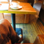 CAFFE' JIMMY BROWN - 一人掛けソファはゆったり足を伸ばせる広さがあります。