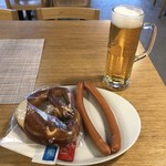 ElbeZeit Café and Smoker Lounge - 料理写真:Der Klassikerとビール♪