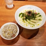 麺屋 六感堂 - ソーセージと炒り卵 炊き込み飯＋桃と酒盗クリームチーズヌードル（桃のカプレーゼ添え）＋桃増し