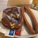 ElbeZeit Café and Smoker Lounge - プレッツェルとソーセージ(アップ)♪