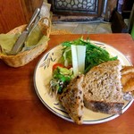 ル・シァレ - カンパーニュとくるみ＆レーズン。