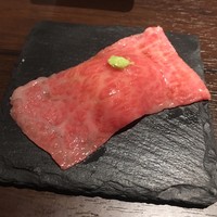 焼肉 じゅん - 小形牧場牛の肉寿司（レア）