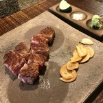 鉄板ステーキ 花心 - お肉は柔らかくでジューシー。