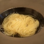 Bon.nu - からすみをミキサーで分離させた透明スープ。そこにカッペリーニ。