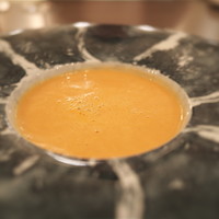 ボニュ - 殻もミキサー粉砕してすべてが凝縮されたオマールのビスクスープ。水と塩のみを加えて飲み終えたあとスープでなくオマールそのものを頂いた感覚。