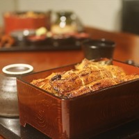 炭焼鰻 寝床 福島店 - お重からあふれんばかりにウナギが盛られてます