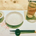 Ichou Kannai Ten - お通しと烏龍茶のテーブルセッティングです！