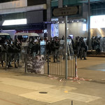 Royal Orchid Lounge - ネーザンロードでデモ隊と対峙中の黒警