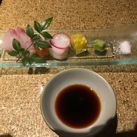 料理屋takanabe - お造り
                    ヒラス、サーモンはらみ、水タコ、菊の花の寒天寄せ