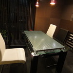 Nihon Ryouri Okamoto - 半個室のテーブル席
