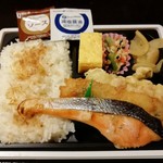 ほっともっと - ～おかか香る～しゃけ塩焼き弁当です。(2019年9月)