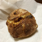 パンやきどころ RIKI - マカダミアンナッツとホワイトチョコの天然酵母 ¥250+税