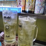 だいにんぐ とっ鶏 - ハイボール大と、メガジョッキ。背の低い方がメガサイズ。