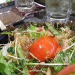 だいにんぐ とっ鶏 - 赤卵入りのサラダ