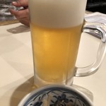 Chouhachi - 生ビール。前の仕事柄爪がピカピカ綺麗なジィです。