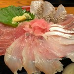 三代目網元　魚鮮水産 - はみだし海鮮丼(1490円)
