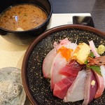 わらべ菜魚洞 - 海の幸五彩丼。なんて贅沢なんだ！！