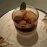 chez Fujii - ココナッツミルクムースにブドウムース、その上にバニラアイス