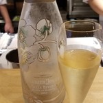 馳走 啐啄一十  - ①ペリエ・ジュエ・ベル・エポック・ブラン・ド・ブラン2004
      葡萄品種:シャルドネ100%
      繊細な黄金の泡、華やかな薫り、辛口という革新を切り開いたエレガンスなシャンパーニュ
      長い余韻をもたらします