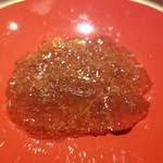 馳走 啐啄一十  - (02)渡り蟹(山口県宇部市産・雄)の殻&身を8時間煮て取ったコンソメのジュレ
      たっぷりと蟹エキスが抽出され、濃厚な旨みとコクが口の中いっぱいに拡がります。