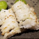 馳走 啐啄一十  - (04)鱧(愛媛県伊予灘産)の炭火焼き落とし
      鱧の産卵期は夏、旬は初夏と晩秋の2回
      丁寧に骨切り後、表面をパリッと炭火で焼いてありますが、中身はしっとりとした食感が残っており、複雑な味わいが楽しめます