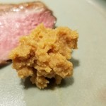 馳走 啐啄一十  - (07)フォアグラペーストの味噌仕立て
      濃厚なフォアグラを味噌と合わせた和の仕立て、お酒が進みます。
      脂はしっとりとしてコクと旨みがあり、後味はスッキリ。