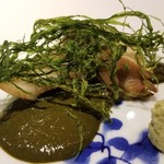 馳走 啐啄一十  - (08)煮黒鮑(広島県呉産)、肝ソース、青海苔(山口県下関産)載せ
      黒鮑は90℃で6時間煮てあり、軟らかさと程好い弾力が楽しめます。
      青海苔の磯の香り、ほんのりとした甘みが、黒鮑の旨みに華を添えます。