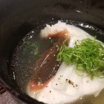 馳走 啐啄一十  - (09)炭火焼き金目鯛(静岡県天竜川沖産、サスエ前田魚店、10日熟成)、木耳、広島市安佐南区の天然軟水、利尻昆布と鮪節の出汁のお椀
      炭火焼き金目鯛は、皮目が芳ばしく濃厚な旨みと甘さ