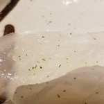 馳走 啐啄一十  - (11)虎魚(愛媛県興居島産、2日寝かせ)、純目切り【奥側】
      産卵期は初夏～夏、通年を通して美味しい。
      虎魚本来の味わいを寝かせることで穏やかながらも上質な旨みを引き出しています。