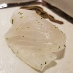 馳走 啐啄一十  - (14)目一鯛(静岡県駿河湾産、サスエ前田魚店、12日熟成)
      産卵期は夏～秋、旬は夏～冬
      秋になると脂が濃くなり、旨みと甘さが増す代わりにモチモチ感が失われます
      夏の目一鯛との違いが分かる面白さがあり