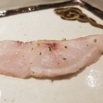 馳走 啐啄一十  - (15)炙り赤鯥(雄・静岡県駿河湾産、サスエ前田魚店、5日寝かせ)
      産卵期は初夏～初秋、旬は晩秋～晩冬
      皮付きの赤鯥を炙り脂を活性化させて登場
      たっぷり桜蝦を食べた赤鯥は脂のりと旨みの濃さが断トツ！