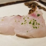 馳走 啐啄一十  - (16)炙り赤鯥(雄・山形県庄内産、5日寝かせ)
      産地を変えて再登場。
      日本海北部は旨みより脂のりの強さに特徴。
      火の通った皮下とレアな部分まで美味しさのグラデーションが楽しめる一品。