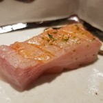 馳走 啐啄一十  - (17)金目鯛(静岡県駿河湾産、サスエ前田魚店、10日熟成)
      産卵期は夏、旬は秋～晩冬。
      金目鯛は産卵期の禁漁期間を明け、脂のりも回復しつつあります。
      包丁を細かく入れ旨みを感じ易くしてあります。