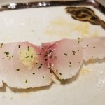 馳走 啐啄一十  - (19)真鯵(山口県柳井市、1.3km、8日熟成)、酢〆&生姜載せ
      産卵期は春～夏、旬は秋～冬。
      山口県周防大島の真鯵は小魚を食べており旨みよりも脂のりと甘みが印象的。
      酢で軽く〆てあり爽やかな後味。