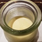 馳走 啐啄一十  - (24)初卵(雌鶏が初めて産んだ卵)とジャージー牛乳に和三盆のプリン
      穏やか且つコクのある甘みと滑らかな舌触り、プルプルな食感。
      これはハイレベルなプリンです♪o(^o^)o