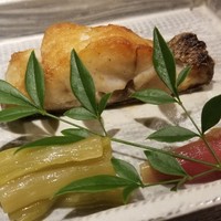 馳走 啐啄一十  - (20)炭火焼き黒鯥(静岡県駿河湾産、サスエ前田魚店)、蓮芋、煮生姜
                    
                    【赤鯥(静岡県駿河湾産、サスエ前田魚店と山形県庄内産)との3種類から選択】
