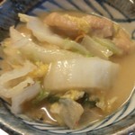 びわこ食堂 - 出来上がったとりやさい鍋の具を小皿に持って頂きます、うーまーいーぞー!