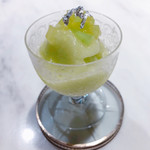 ete - Baccaratのグラスに入った果物の女王様のメロンを使った甘くて上品なシャーベットは絶品✨
      この上品さに似た女性が隣に♡