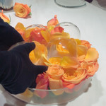 ete - 黒い手袋をはめてカンヴァスに絵を描くかのように
      薔薇でテーブルを飾ってくださいます
      