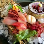 호텔 뉴 사카이 - 豪華なお刺身の盛り合わせ