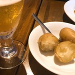 ガヴィアル - 生ビールとポテトがいい感じ