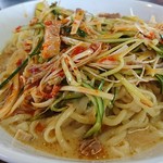 ラーメンハウス蘭蘭 - 白髪ねぎ、きゅうりの千六本(せんぎり)、チャーシューの細切り。これらの食感と旨味のハーモニー。